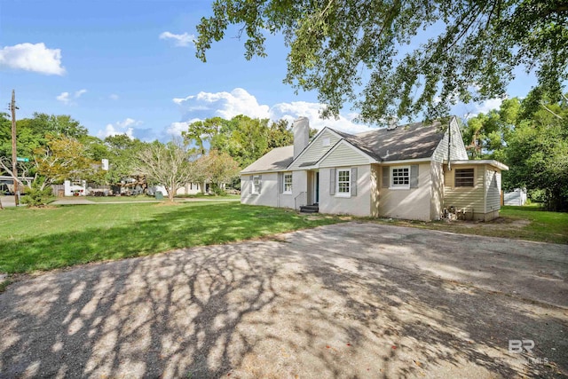 view of front of property with a front yard