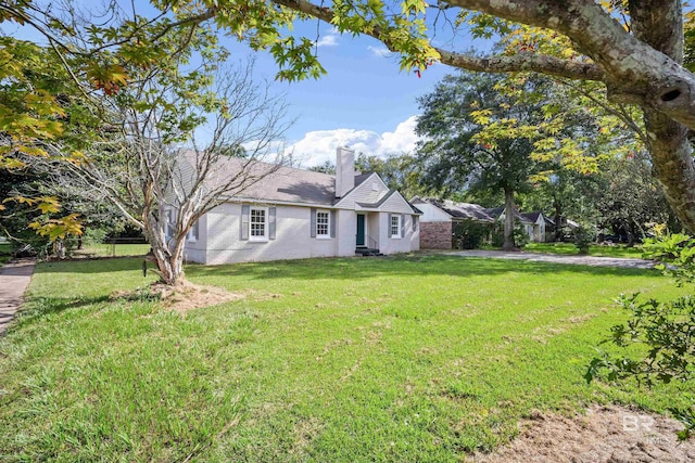 view of front of home with a front lawn