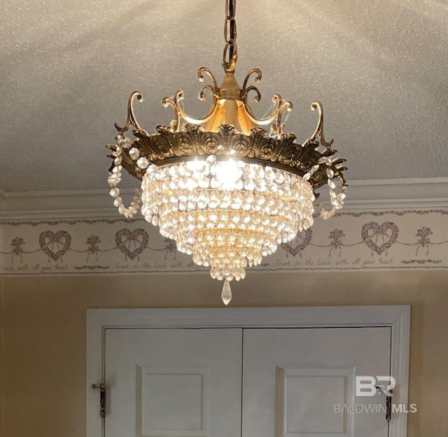 room details featuring an inviting chandelier