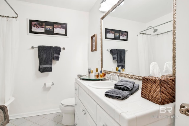 full bath with vanity, a shower with shower curtain, toilet, and baseboards