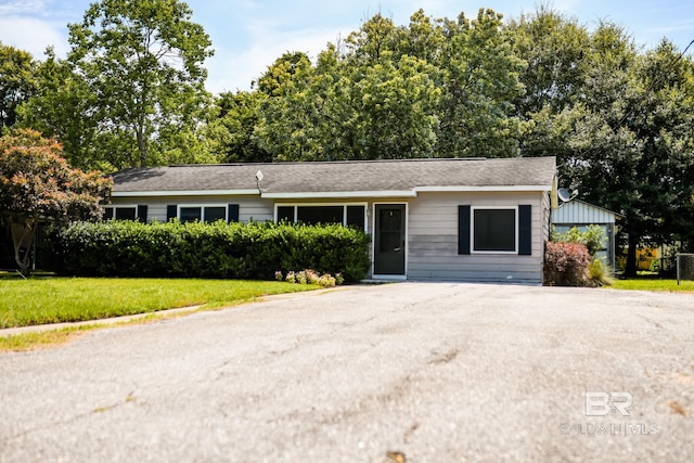 ranch-style home with a front lawn