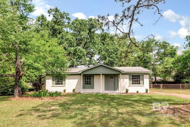 ranch-style home featuring a front lawn