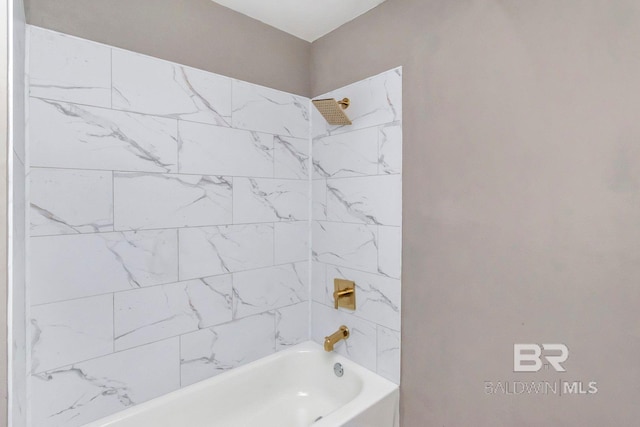 bathroom featuring tiled shower / bath combo