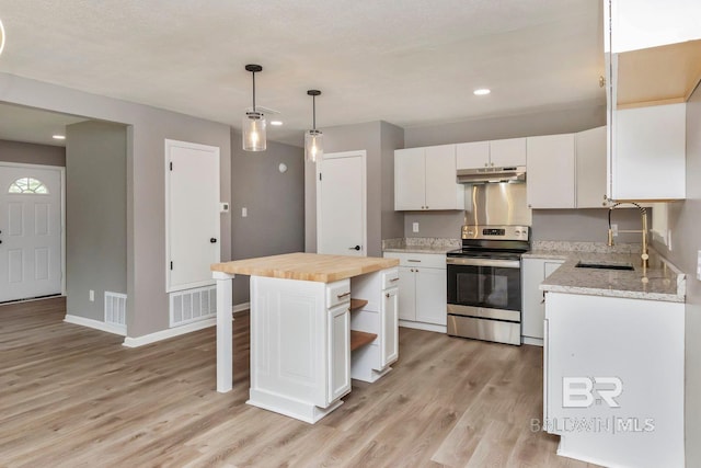 kitchen featuring a kitchen island, light hardwood / wood-style flooring, sink, and electric stove