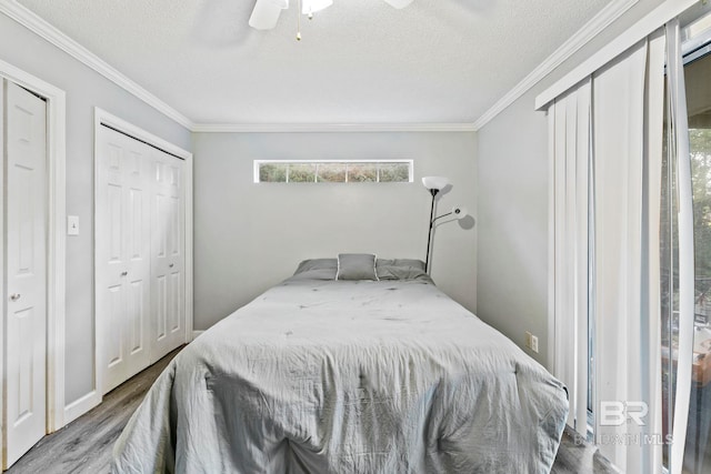 bedroom featuring hardwood / wood-style floors, a textured ceiling, ceiling fan, and crown molding