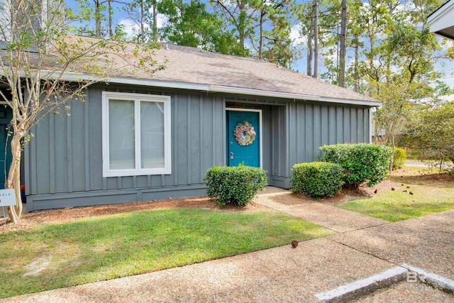 ranch-style house with a front yard