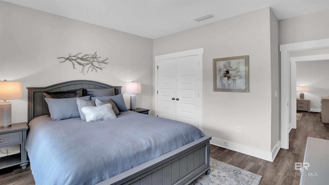 11529 Thistledown Loop, Spanish Fort, AL 36527 - bedroom featuring dark wood-type flooring, a closet, and baseboards