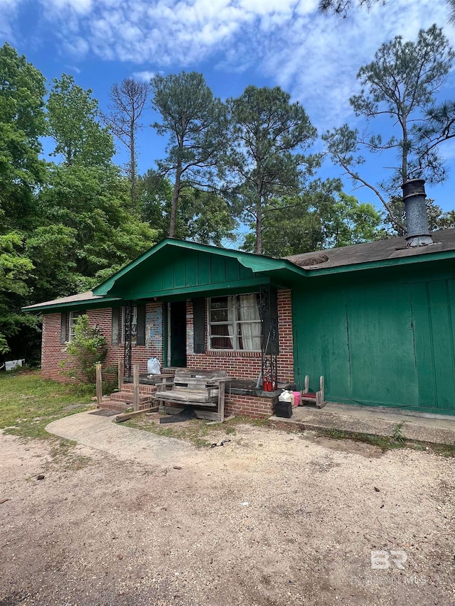 ranch-style house featuring a porch