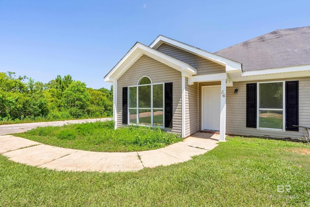 view of front of house featuring a front lawn