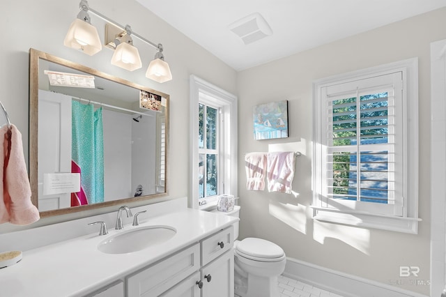 bathroom with a shower with curtain, baseboards, vanity, and toilet