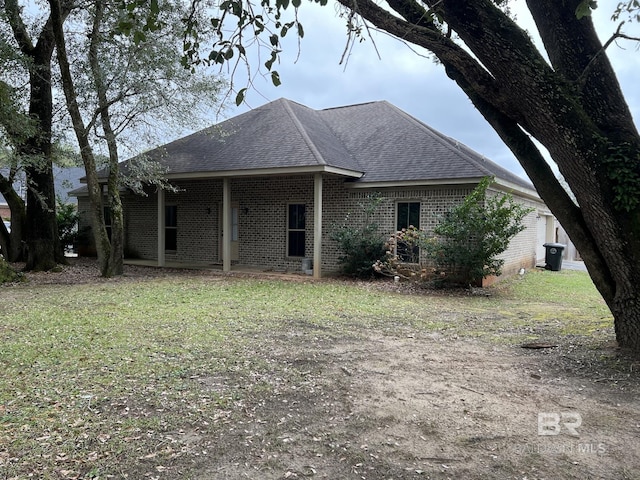 back of house featuring a lawn