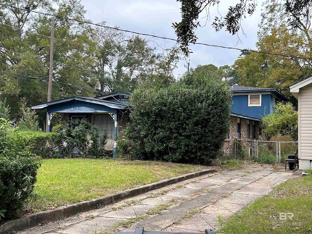 view of front of property featuring a front yard