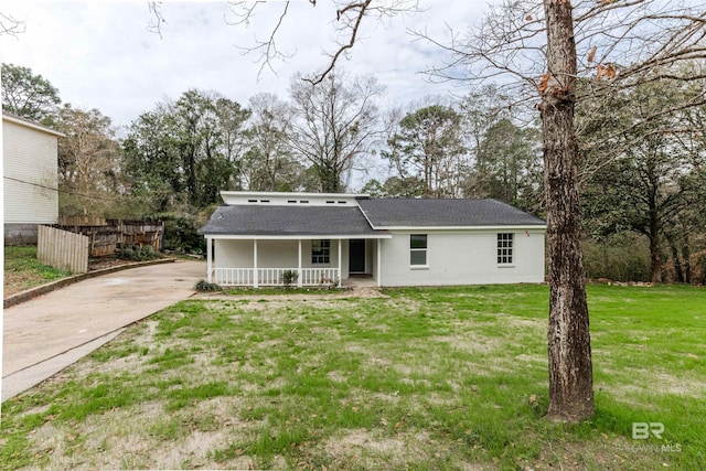 view of front facade featuring a porch, a front yard, and a shingled roof