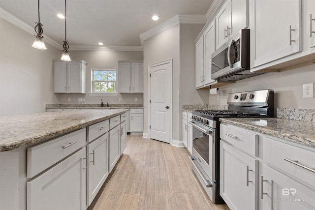 33861 Rutland Ln, Spanish Fort, AL 36527 - kitchen featuring stainless steel appliances, ornamental molding, light wood-style flooring, recessed lighting, and hanging light fixtures
