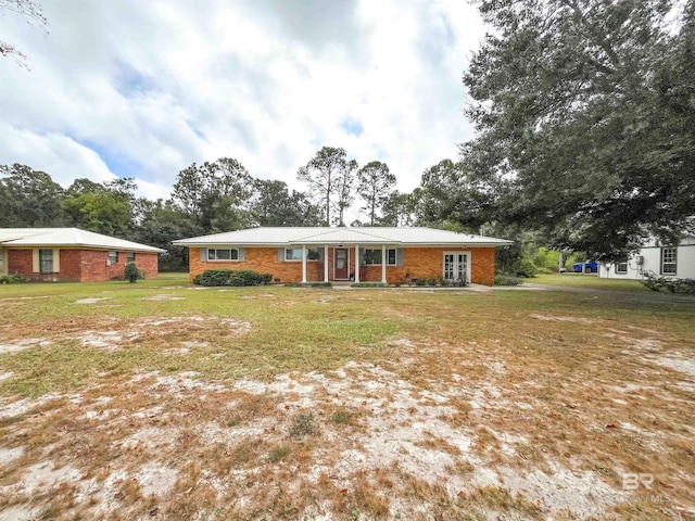 single story home featuring a front lawn