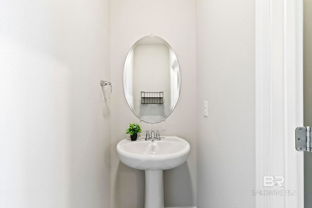 bathroom featuring sink