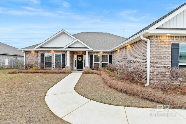 view of front of property featuring a front lawn