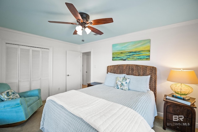 bedroom with a ceiling fan, crown molding, carpet flooring, and a closet