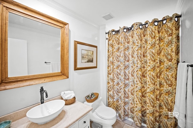 full bath with a shower with curtain, toilet, visible vents, crown molding, and vanity