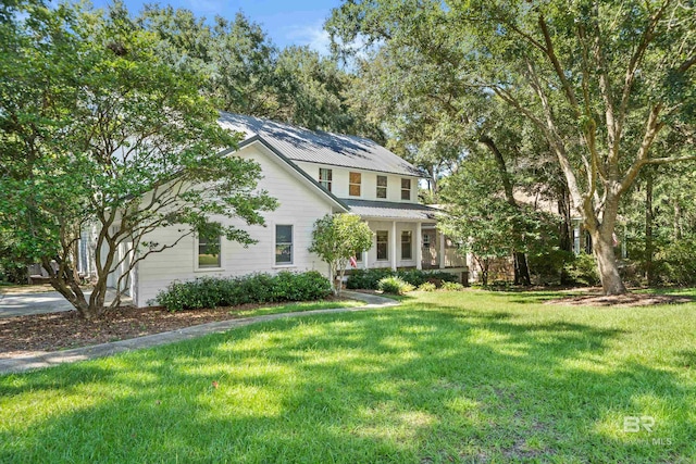 view of front of property featuring a front yard