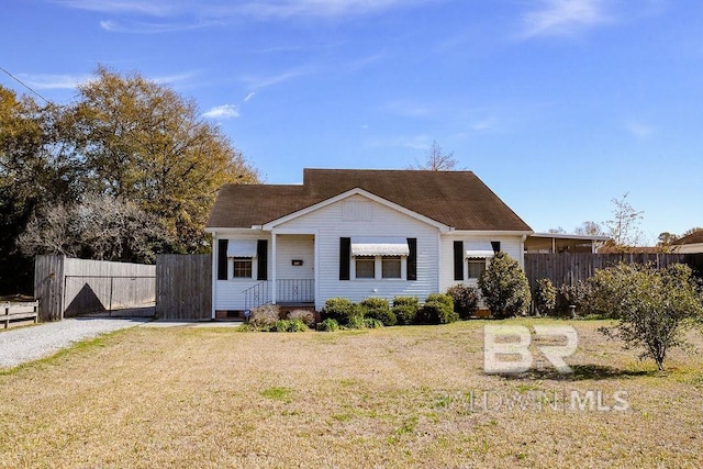 view of front of house with a front lawn