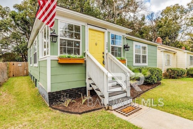 view of front of property featuring a front lawn