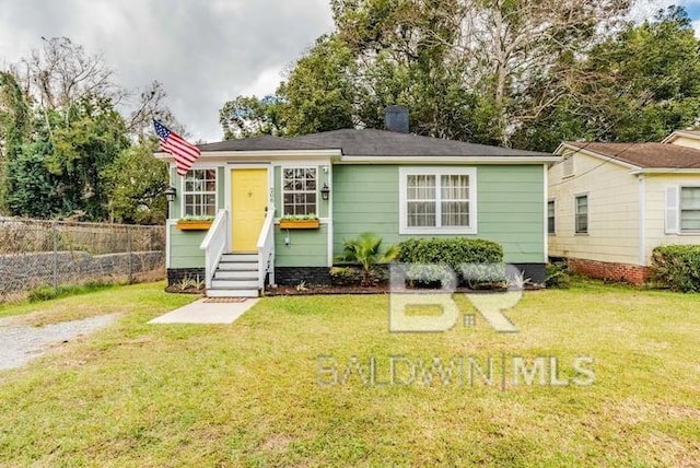 view of front of house featuring a front yard