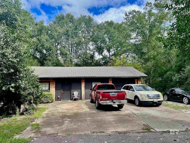 531 W Laurel Ave, Foley, AL 36535 - single story home featuring metal roof and a garage