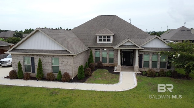 craftsman-style home featuring a front yard