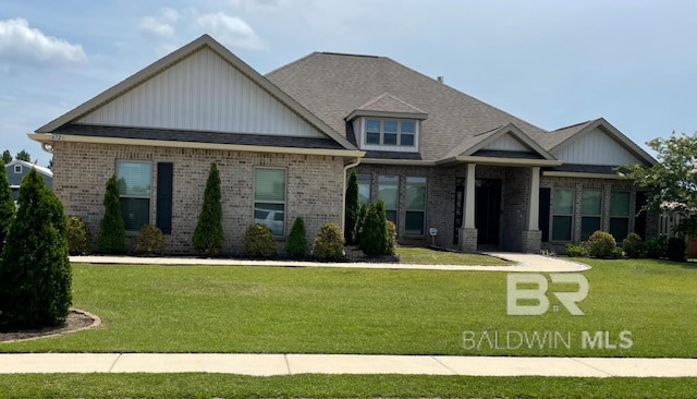 craftsman inspired home featuring a front yard