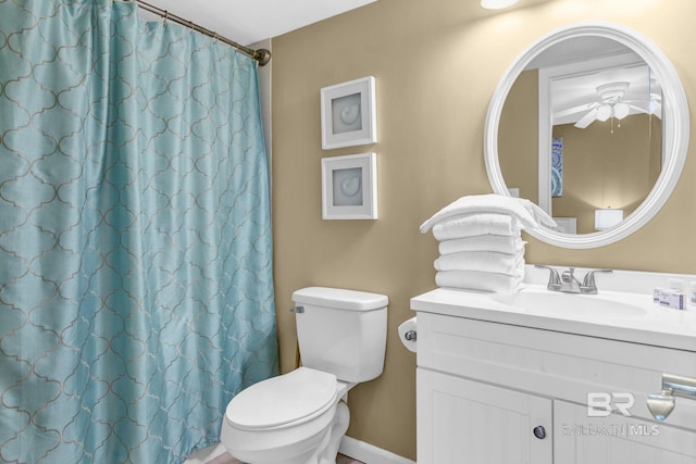 full bathroom featuring toilet, curtained shower, a ceiling fan, and vanity