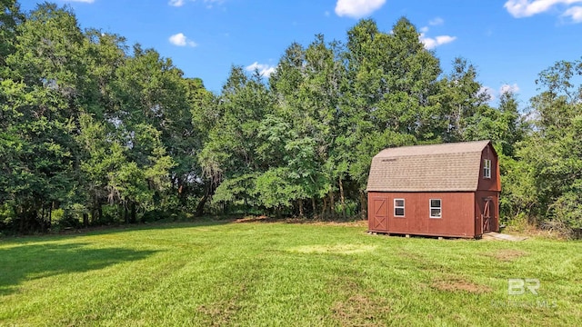 view of yard with an outdoor structure