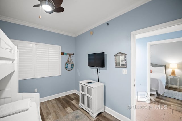375 Beach Club Trl Unit A1704, Gulf Shores, AL 36542 - living area featuring crown molding, a ceiling fan, wood finished floors, and baseboards