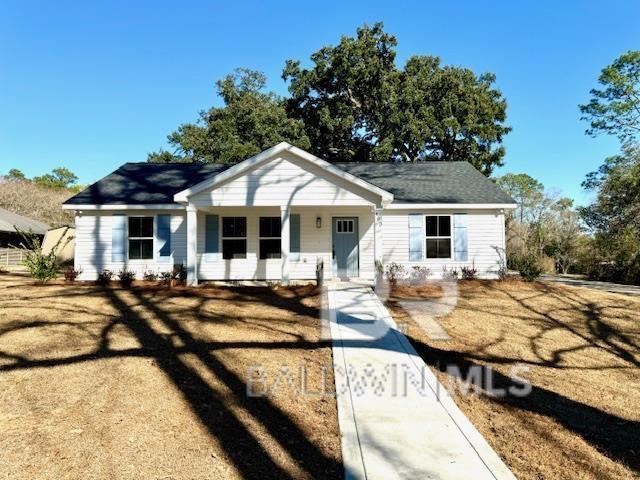 view of front of house featuring a porch and a front lawn