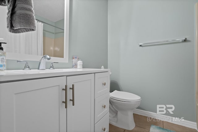 full bathroom with baseboards, a shower with shower curtain, toilet, vanity, and tile patterned floors