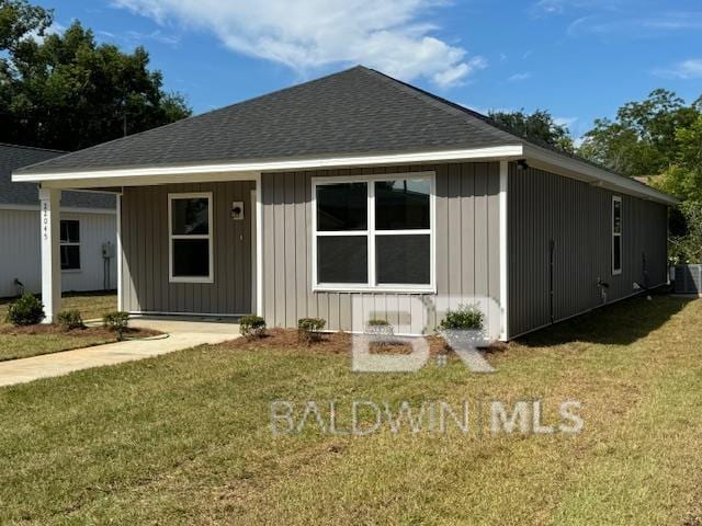 view of front of house featuring a front lawn