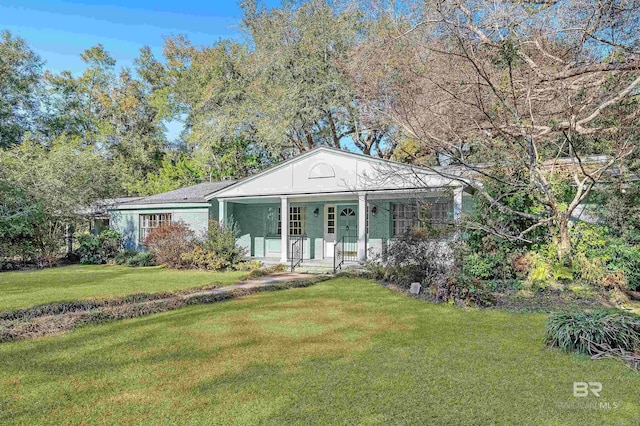 view of front of house featuring covered porch and a front lawn