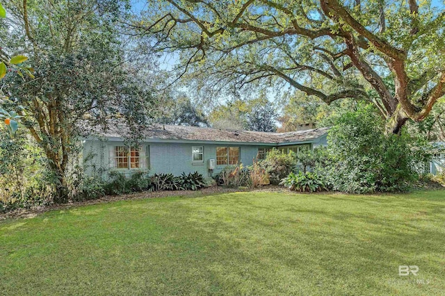 single story home featuring a front lawn