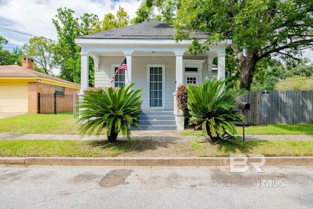 view of front facade featuring a front yard and a garage