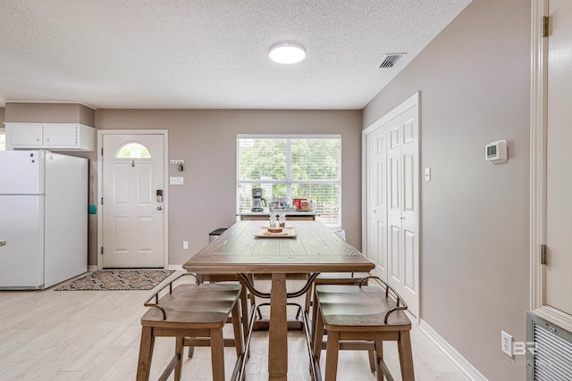 9581 S Bay Rd, Foley, AL 36535 - dining area featuring light hardwood / wood-style floors and a textured ceiling