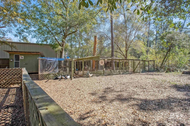 view of yard featuring an outbuilding