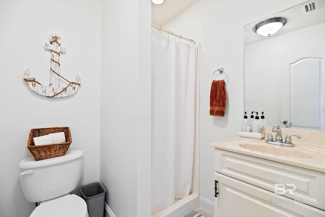 bathroom featuring toilet, a shower with shower curtain, and vanity