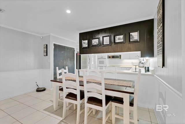 dining area with visible vents, crown molding, and light tile patterned floors