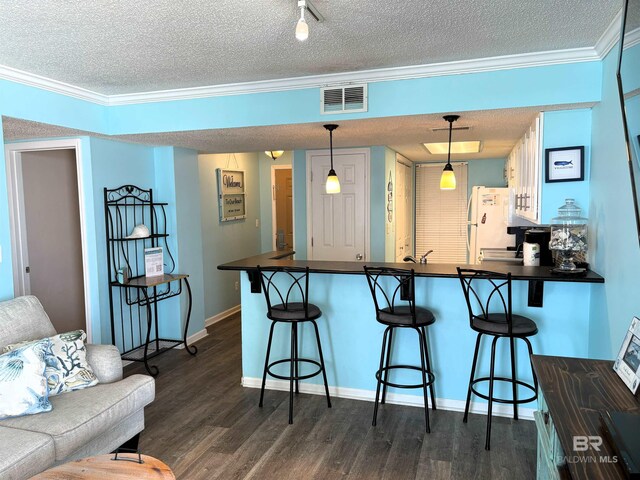 505 E Beach Blvd Unit 5-C, Gulf Shores, AL 36542 - kitchen featuring visible vents, dark countertops, a textured ceiling, and freestanding refrigerator