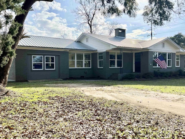 view of front of house with a front lawn