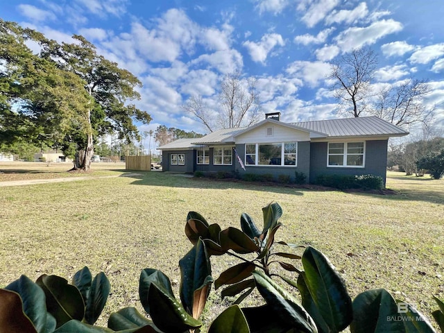 view of front facade with a front lawn