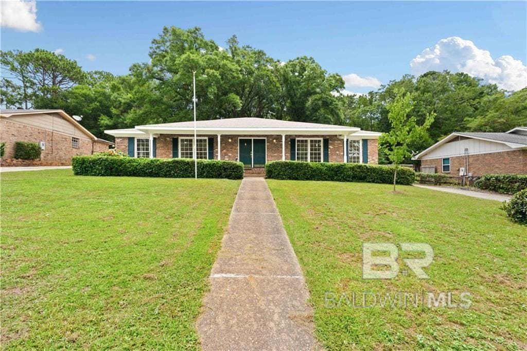 ranch-style home with a front yard