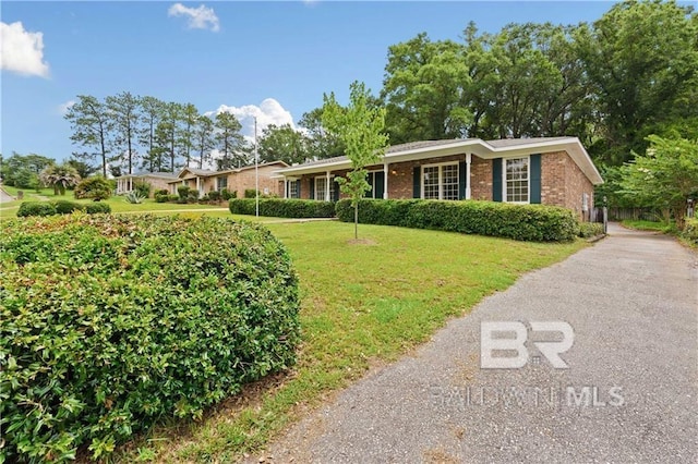 ranch-style home featuring a front lawn