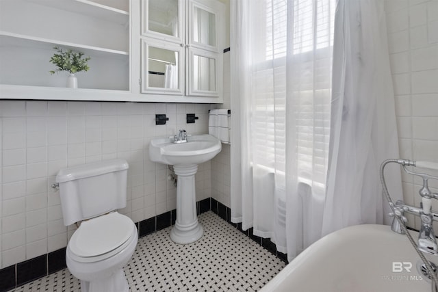 1206 Palmetto St, Mobile, AL 36604 - full bathroom featuring toilet and tile walls