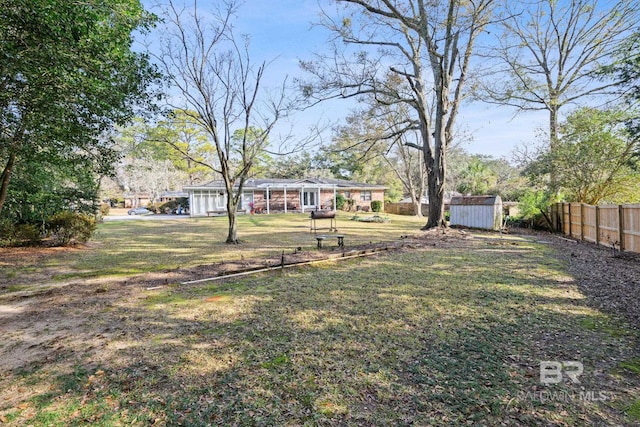 view of yard featuring a shed